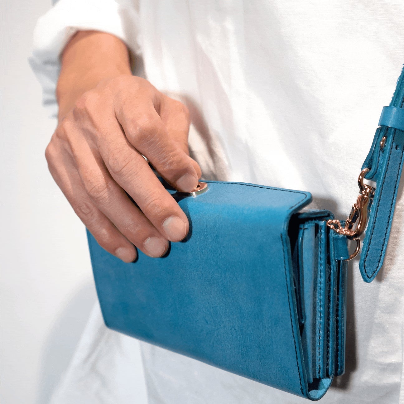 コンパクトにおでかけ!『1秒ショルダー®︎wallet』 秒でサクッと、片手だけでお支払い!スマホも入る!小さく速いお財布ショルダー