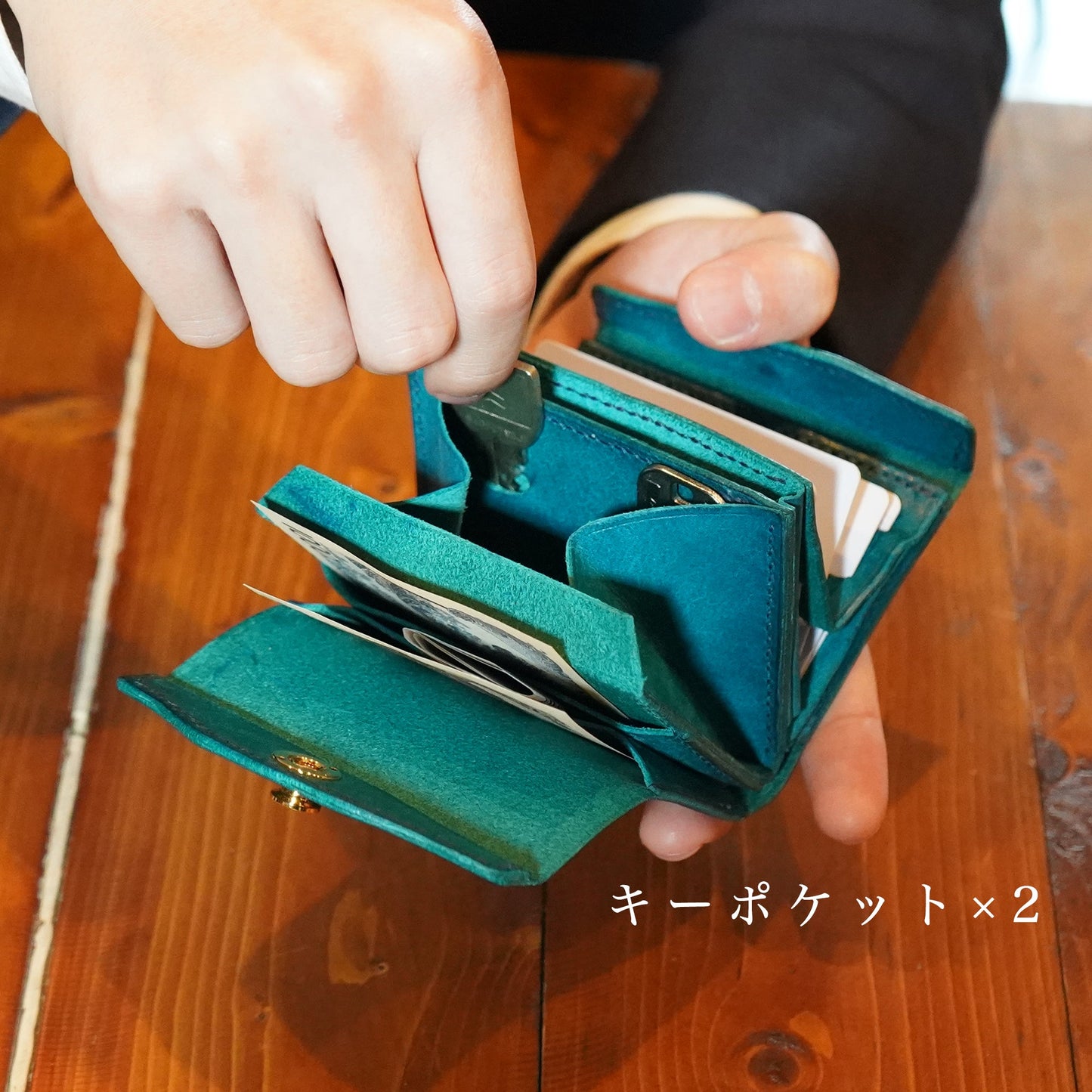 カードが立つ! お札が折れずにスルッと出し入れ!箱型ミニ財布「SKITTLE /スキットル」