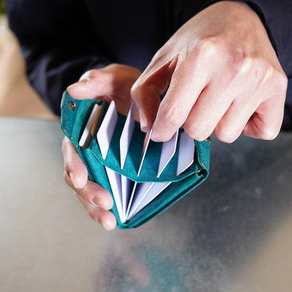 片手で瞬時に開き、カードが立つ！カードウォレット『スナップホルダー』
