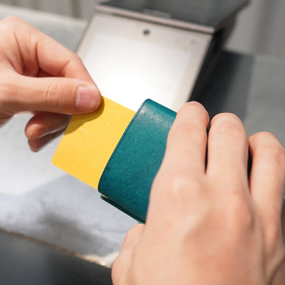 圧倒的な携行性！カードサイズの極小三つ折り財布『timik ティミック』