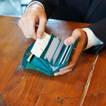 カードが立つ！ お札が折れずにスルッと出し入れ！箱型ミニ財布「SKITTLE /スキットル」