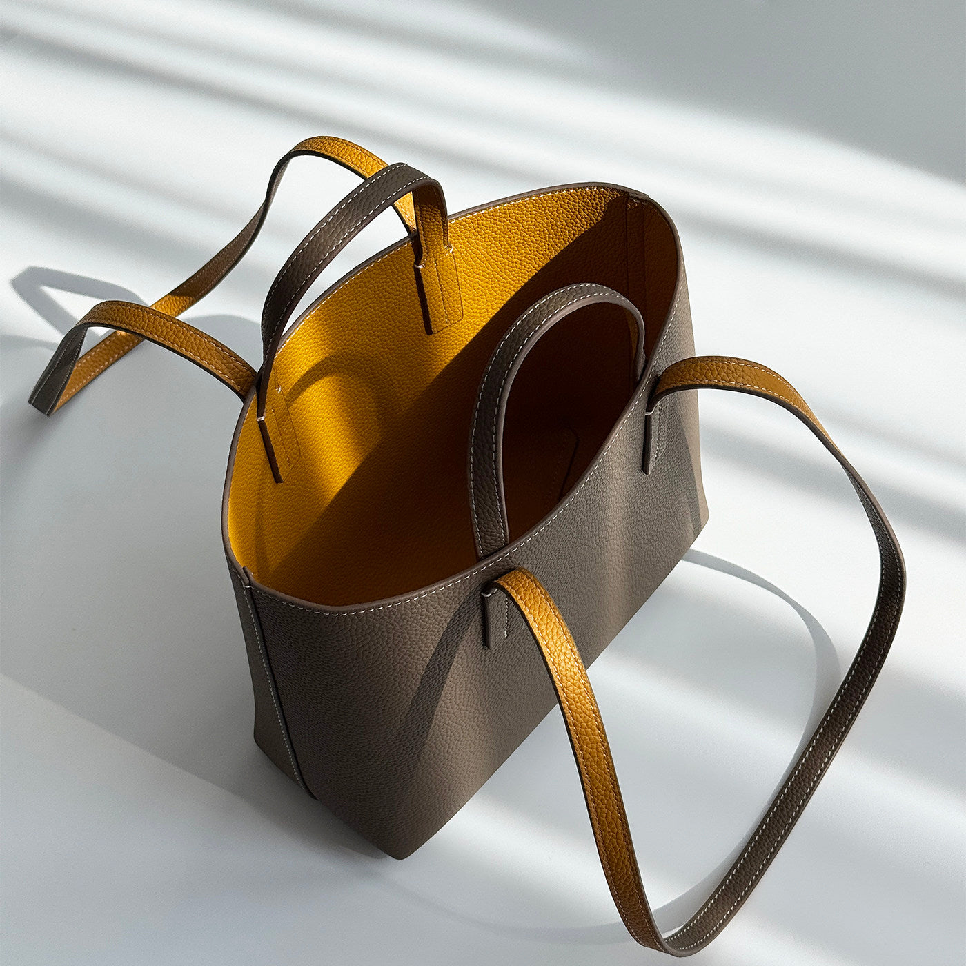 『受注生産』牛革ミニマルトートバッグ ― 通勤・日常にちょうどいいサイズ感 ―