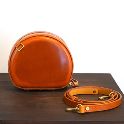 『手縫い 』Oreade オレアド  イタリアンレザー 円形ショルダーバッグ - スマホ収納・洗練されたデザイン『エシェリア/Eshellia Bovine』