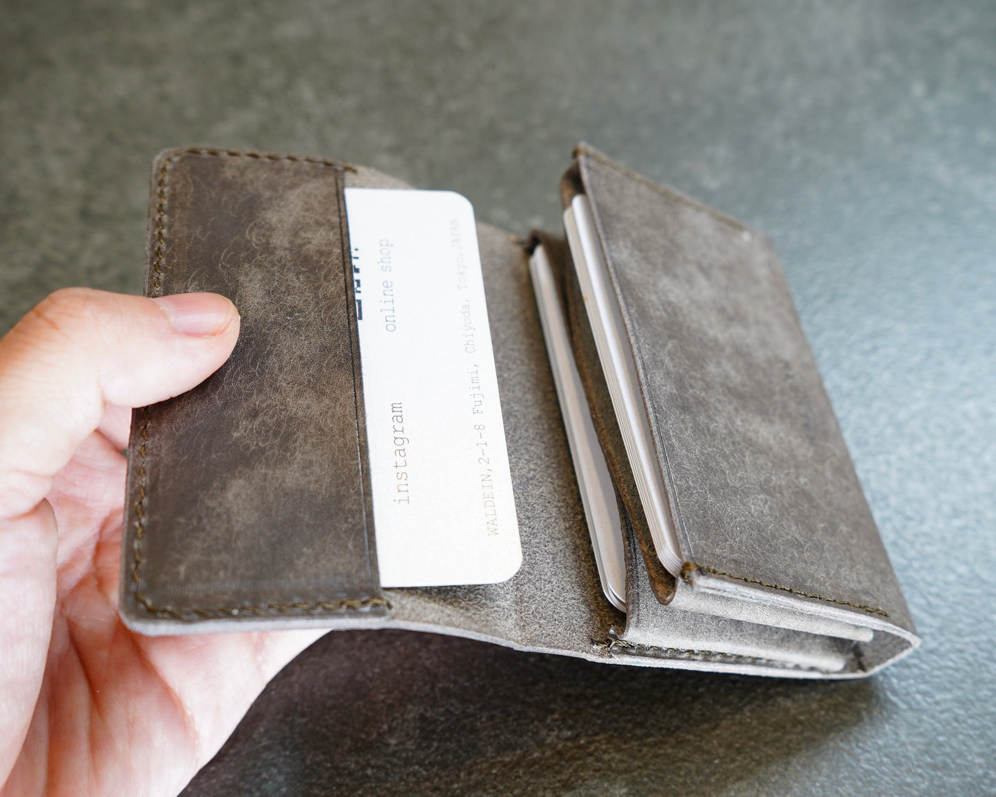 名刺入れ　本革　名刺交換　仕切り