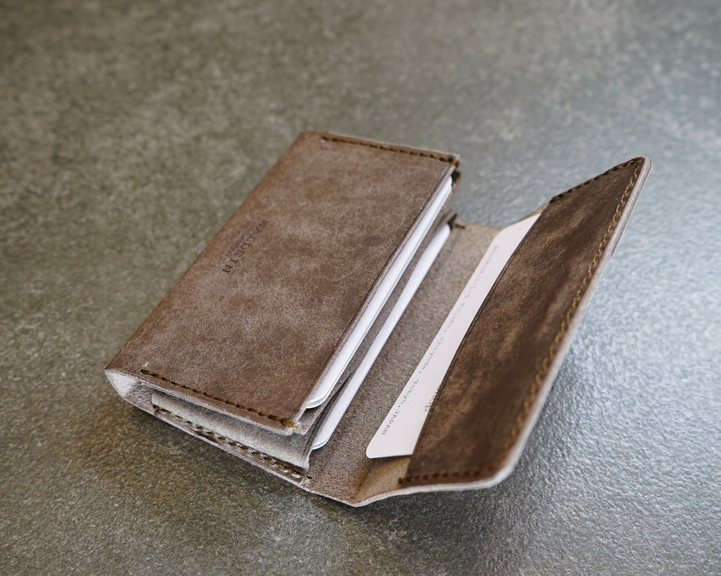 名刺入れ　本革　名刺交換　仕切り