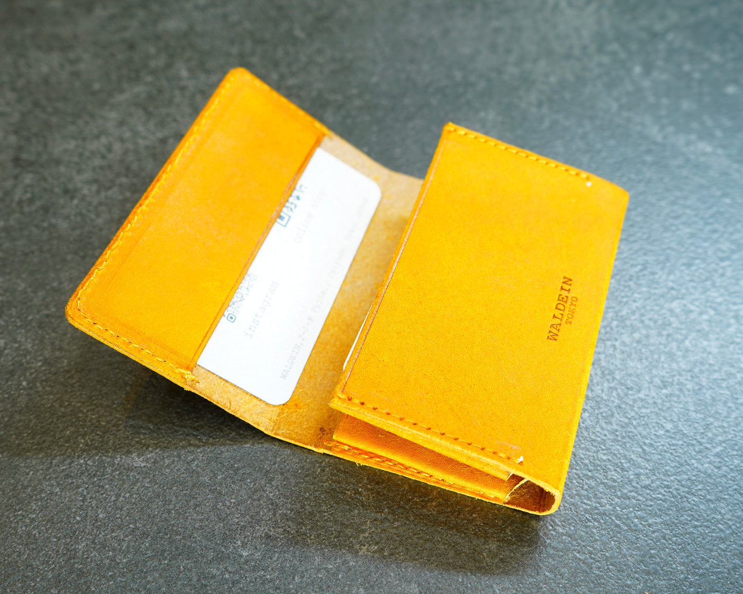 名刺入れ　本革　名刺交換　仕切り